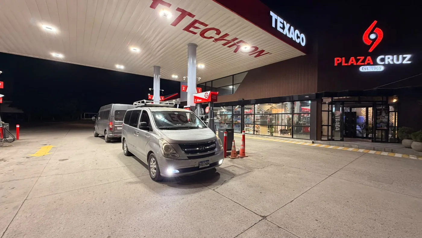 Microbús Hyundai H1 de Travel VIP en servicio nocturno